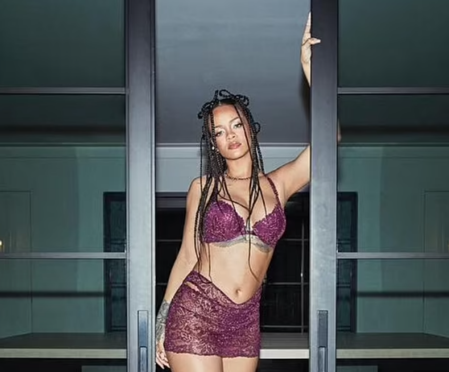 Ριάνα: Εορταστική... με σέξι προτάσεις για τον νέο χρόνο και πανικό από τους followers στα social