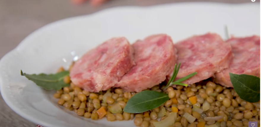 Νουντλς από φαγόπυρο, ρέγγες τουρσί και γουρουνάκια από αμυγδαλόπαστα - Πρωτοχρονιάτικα φαγητά ανά τον πλανήτη