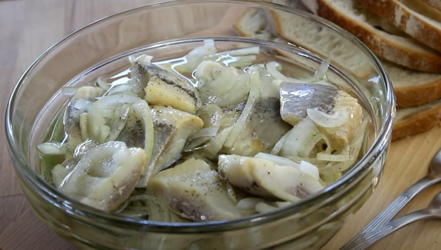 Νουντλς από φαγόπυρο, ρέγγες τουρσί και γουρουνάκια από αμυγδαλόπαστα - Πρωτοχρονιάτικα φαγητά ανά τον πλανήτη