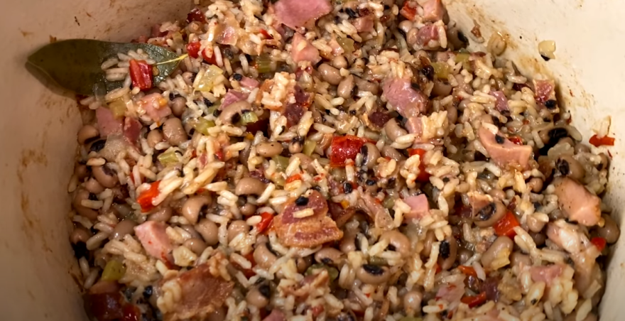 Νουντλς από φαγόπυρο, ρέγγες τουρσί και γουρουνάκια από αμυγδαλόπαστα - Πρωτοχρονιάτικα φαγητά ανά τον πλανήτη