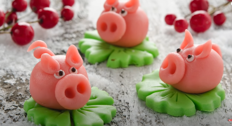 Νουντλς από φαγόπυρο, ρέγγες τουρσί και γουρουνάκια από αμυγδαλόπαστα - Πρωτοχρονιάτικα φαγητά ανά τον πλανήτη