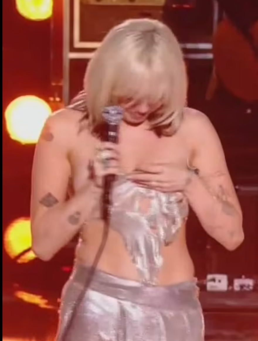 Πρωτοχρονιάτικο «δώρο» στους fan από τη Μάιλι Σάιρους - «Έσπασαν» οι τιράντες και έμεινε «τόπλες» στη σκηνή