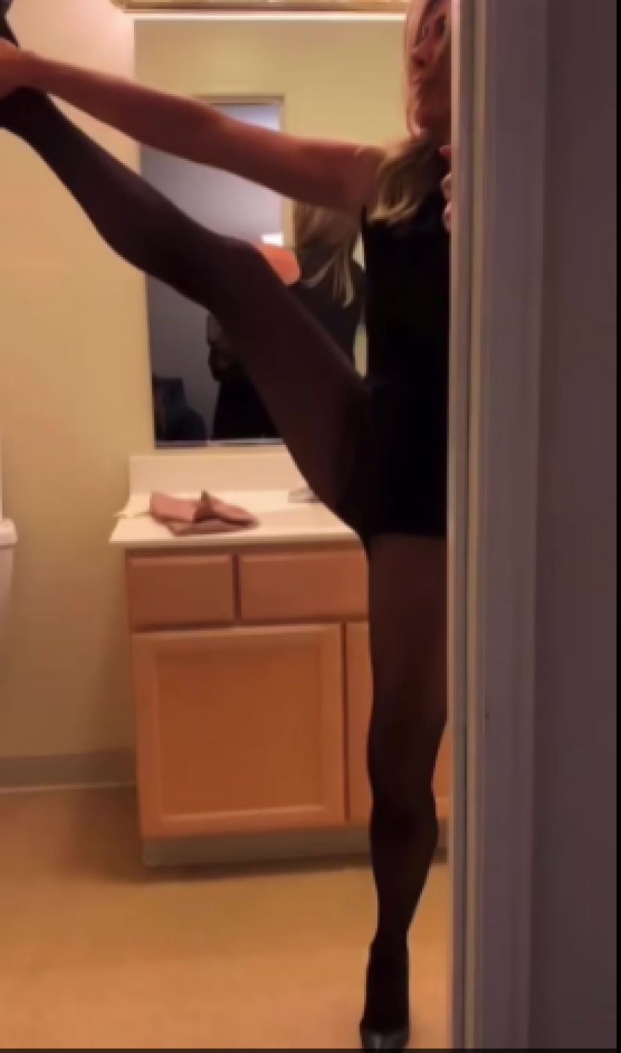 Η Τζένιφερ Άνιστον βγάζει τις γόβες της και δείχνει στο κοινό πόσο... ευλύγιστη είναι