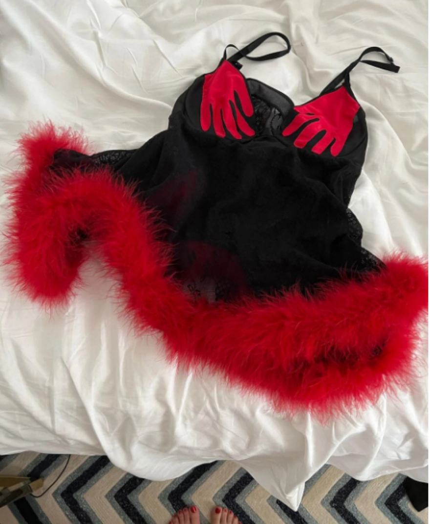 Η Κόρτνεϊ Καρντάσιαν ετοιμάζεται για διήμερο με τον Μπάρκερ και δείχνει στο κοινό το... σέξι νεγκλιζέ που θα πάρει μαζί της