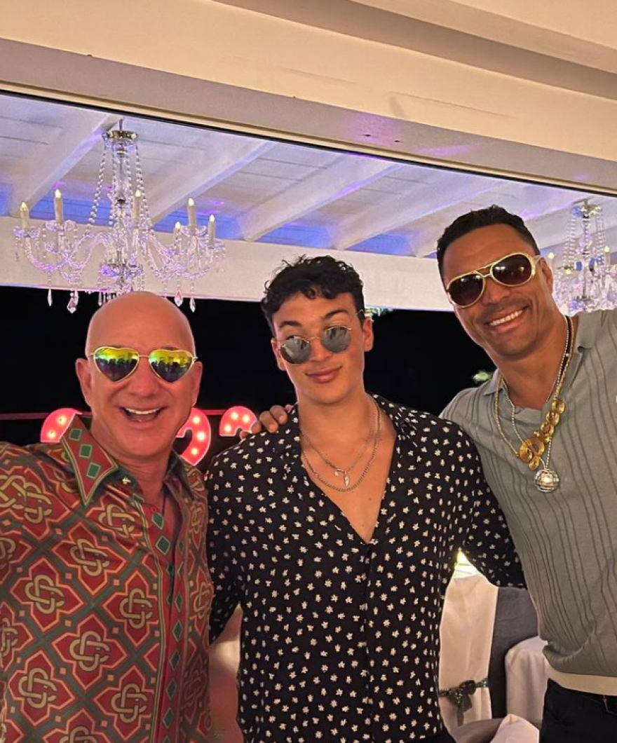 Τζεφ Μπέζος: Τρελή καζούρα στο Twitter για το disco look του με κολλητό πουκάμισο και γυαλί καρδούλα!