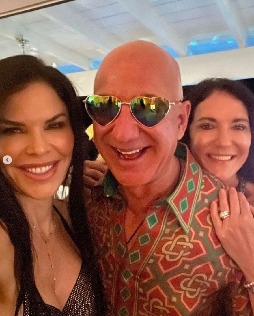 Τζεφ Μπέζος: Τρελή καζούρα στο Twitter για το disco look του με κολλητό πουκάμισο και γυαλί καρδούλα!