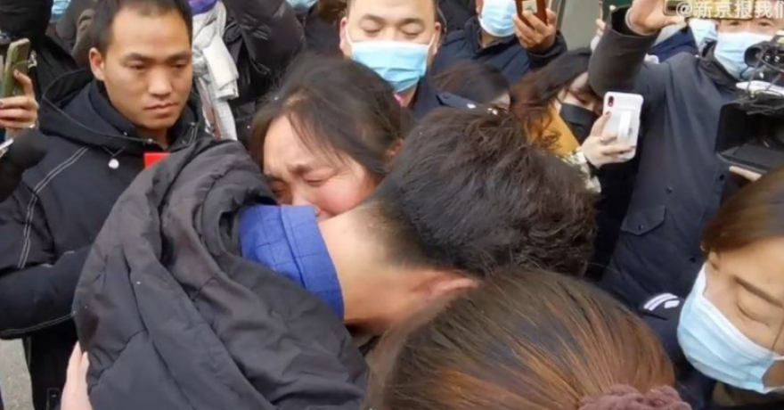 Συγκλονιστικό βίντεο: Τον απήγαγαν όταν ήταν 4 ετών και ξαναβρήκε τη μητέρα του 33 χρόνια μετά χάρη σε ένα... σκίτσο!