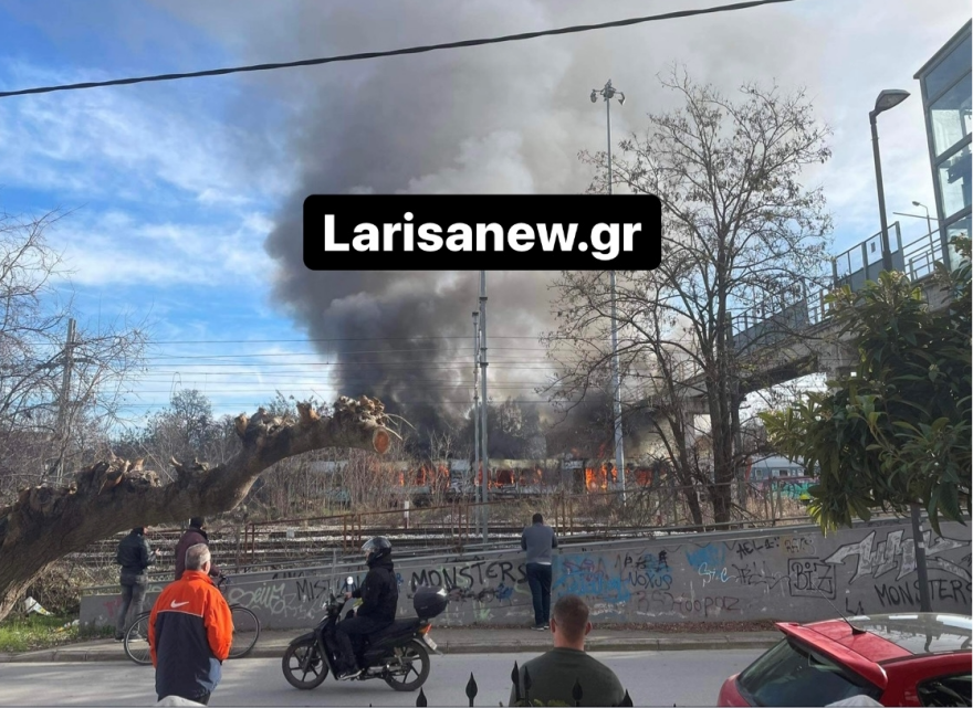 Λάρισα: Τυλίχθηκε στις φλόγες βαγόνι τρένου σε αμαξοστάσιο (βίντεο και φωτογραφίες)