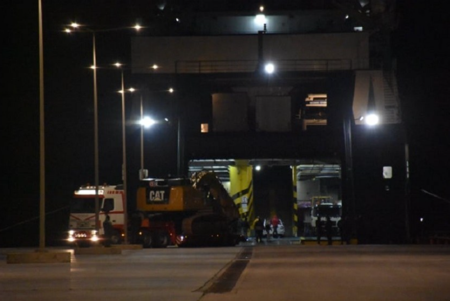 Χίος: Μπλόκο των κατοίκων στο πλοίο «Πελαγίτης» για τη δημιουργία νέας δομής μεταναστών (βίντεο και φωτογραφίες)