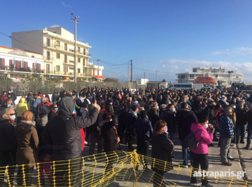 Χίος: Μπλόκο των κατοίκων στο πλοίο «Πελαγίτης» για τη δημιουργία νέας δομής μεταναστών (βίντεο και φωτογραφίες)
