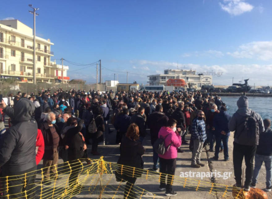 Χίος: Μπλόκο των κατοίκων στο πλοίο «Πελαγίτης» για τη δημιουργία νέας δομής μεταναστών (βίντεο και φωτογραφίες)