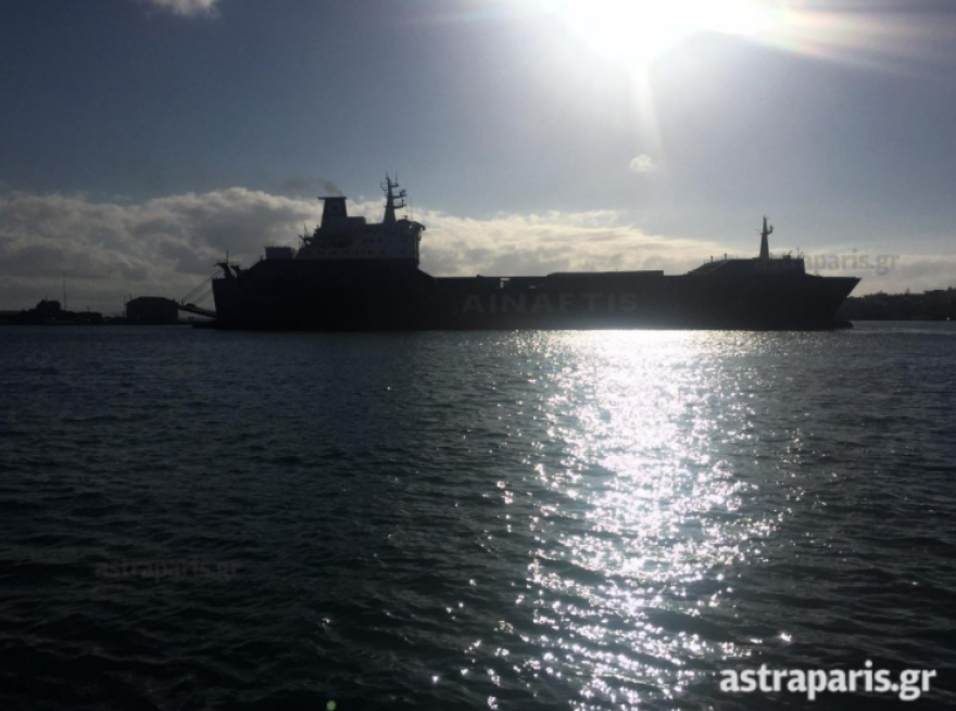 Χίος: Μπλόκο των κατοίκων στο πλοίο «Πελαγίτης» για τη δημιουργία νέας δομής μεταναστών (βίντεο και φωτογραφίες)