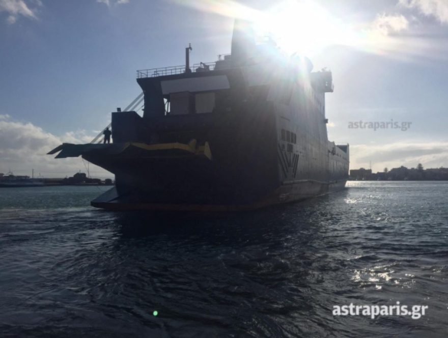 Χίος: Μπλόκο των κατοίκων στο πλοίο «Πελαγίτης» για τη δημιουργία νέας δομής μεταναστών (βίντεο και φωτογραφίες)