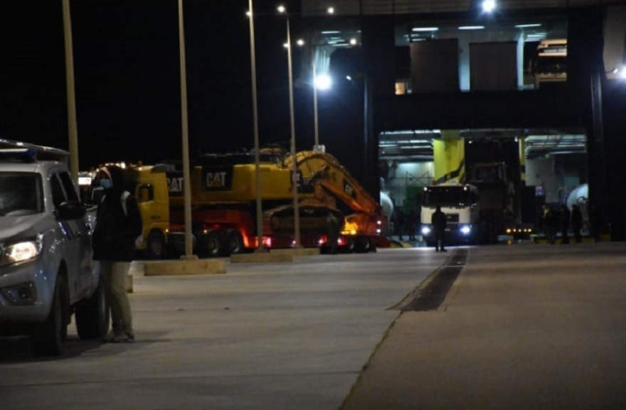 Χίος: Μπλόκο των κατοίκων στο πλοίο «Πελαγίτης» για τη δημιουργία νέας δομής μεταναστών (βίντεο και φωτογραφίες)