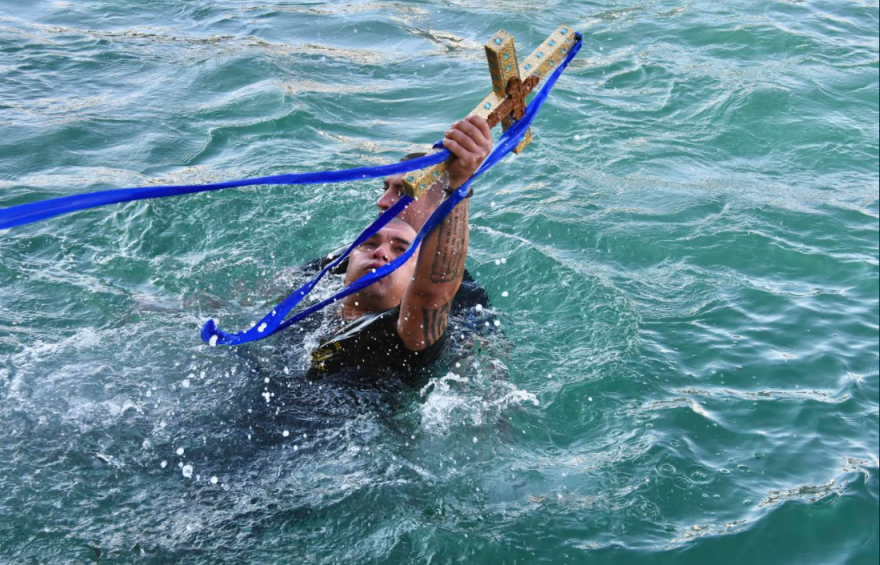 Θεοφάνια: Η τελετή του Αγιασμού των Υδάτων από το ναό της Αγίας Τριάδος στον Πειραιά, δείτε φωτογραφίες και βίντεο