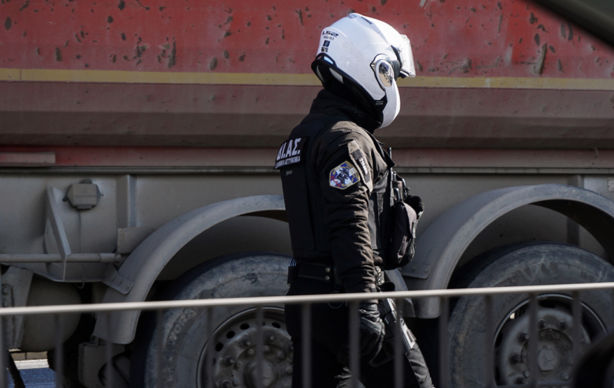 Κίνηση στους δρόμους: Μποτιλιάρισμα το μεσημέρι στον Κηφισό λόγω τροχαίου, φορτηγάκι «καρφώθηκε» σε νταλίκα, δείτε φωτογραφίες