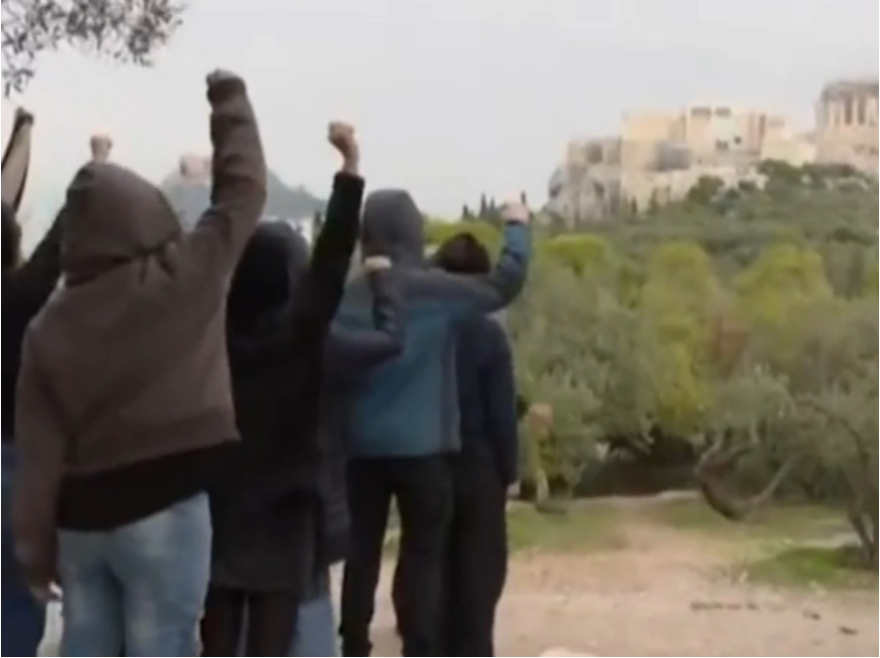 «Ξεπαρθενών»: «Το κάναμε γιατί έτσι γουστάρουμε» απαντούν προκλητικά οι συντελεστές για τις σκηνές σεξ στην Ακρόπολη