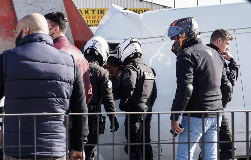 Κίνηση στους δρόμους: Μποτιλιάρισμα το μεσημέρι στον Κηφισό λόγω τροχαίου, φορτηγάκι «καρφώθηκε» σε νταλίκα, δείτε φωτογραφίες