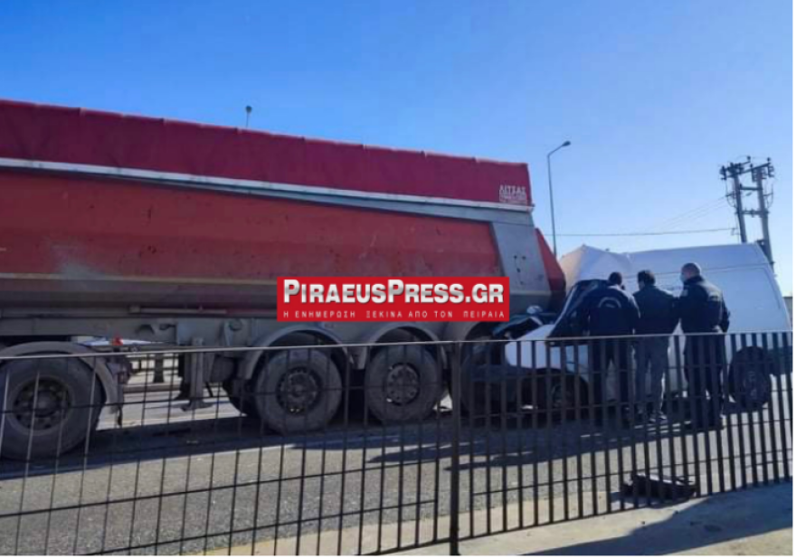 Κίνηση στους δρόμους: Μποτιλιάρισμα το μεσημέρι στον Κηφισό λόγω τροχαίου, φορτηγάκι «καρφώθηκε» σε νταλίκα, δείτε φωτογραφίες