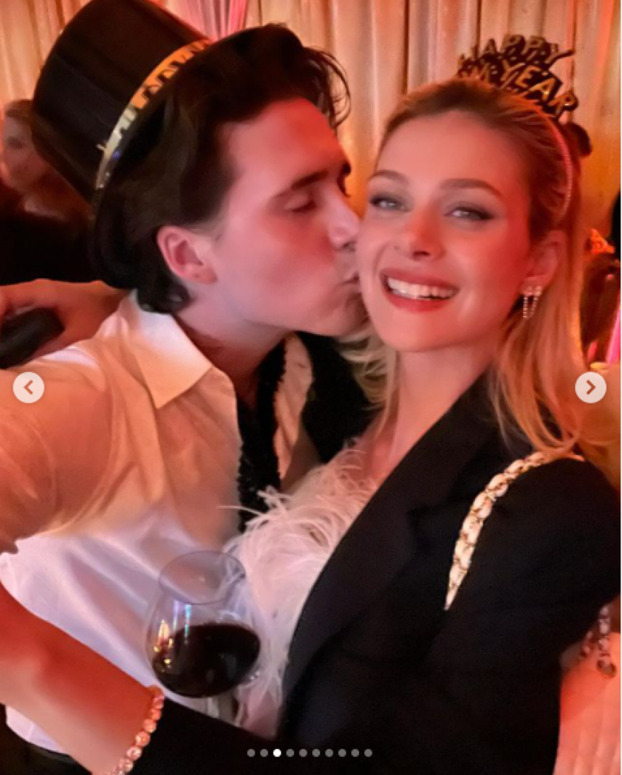 Το παθιασμένο φιλί του Μπρούκλιν Μπέκαμ στη Νίκολα Πελτζ - «Σε ερωτεύομαι κάθε μέρα περισσότερο»