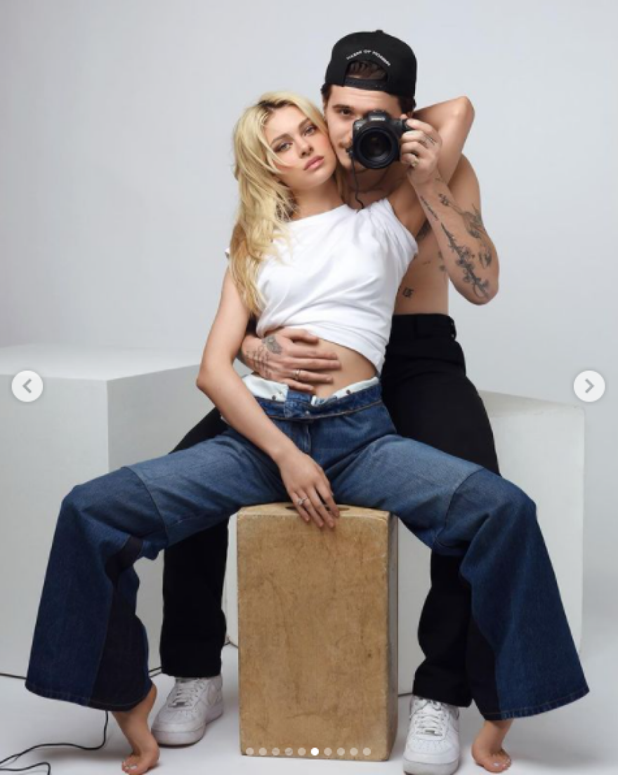 Το παθιασμένο φιλί του Μπρούκλιν Μπέκαμ στη Νίκολα Πελτζ - «Σε ερωτεύομαι κάθε μέρα περισσότερο»