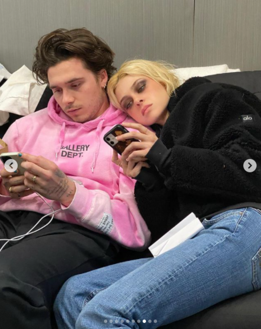 Το παθιασμένο φιλί του Μπρούκλιν Μπέκαμ στη Νίκολα Πελτζ - «Σε ερωτεύομαι κάθε μέρα περισσότερο»