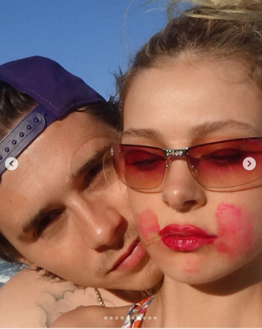 Το παθιασμένο φιλί του Μπρούκλιν Μπέκαμ στη Νίκολα Πελτζ - «Σε ερωτεύομαι κάθε μέρα περισσότερο»