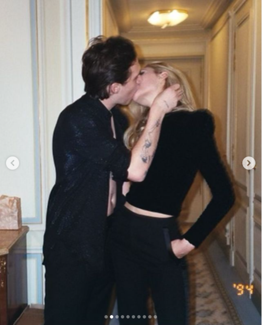 Το παθιασμένο φιλί του Μπρούκλιν Μπέκαμ στη Νίκολα Πελτζ - «Σε ερωτεύομαι κάθε μέρα περισσότερο»