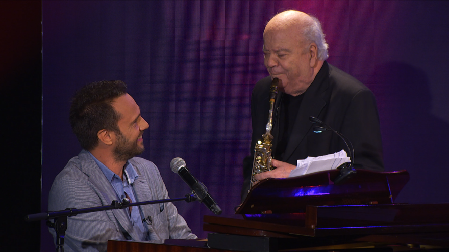 Γιώργος Κατσαρός: Ο μεγάλος μαέστρος του ελληνικού πενταγράμμου έρχεται στο «Σπίτι με το MEGA»