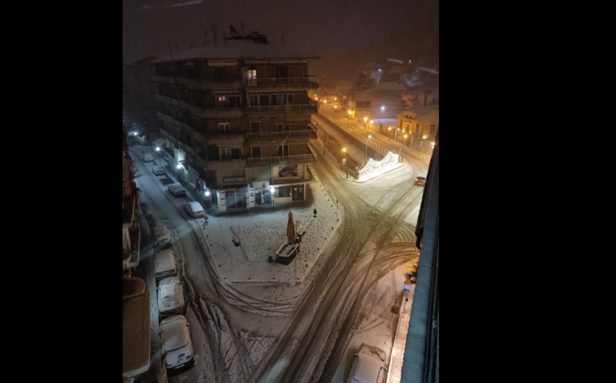 Καιρός - Γιάννης Καλλιάνος:  Πρόσκαιρη χιονόπτωση στα βόρεια τμήματα της Αττικής τα μεσάνυχτα, πού συνεχίζονται τα προβλήματα