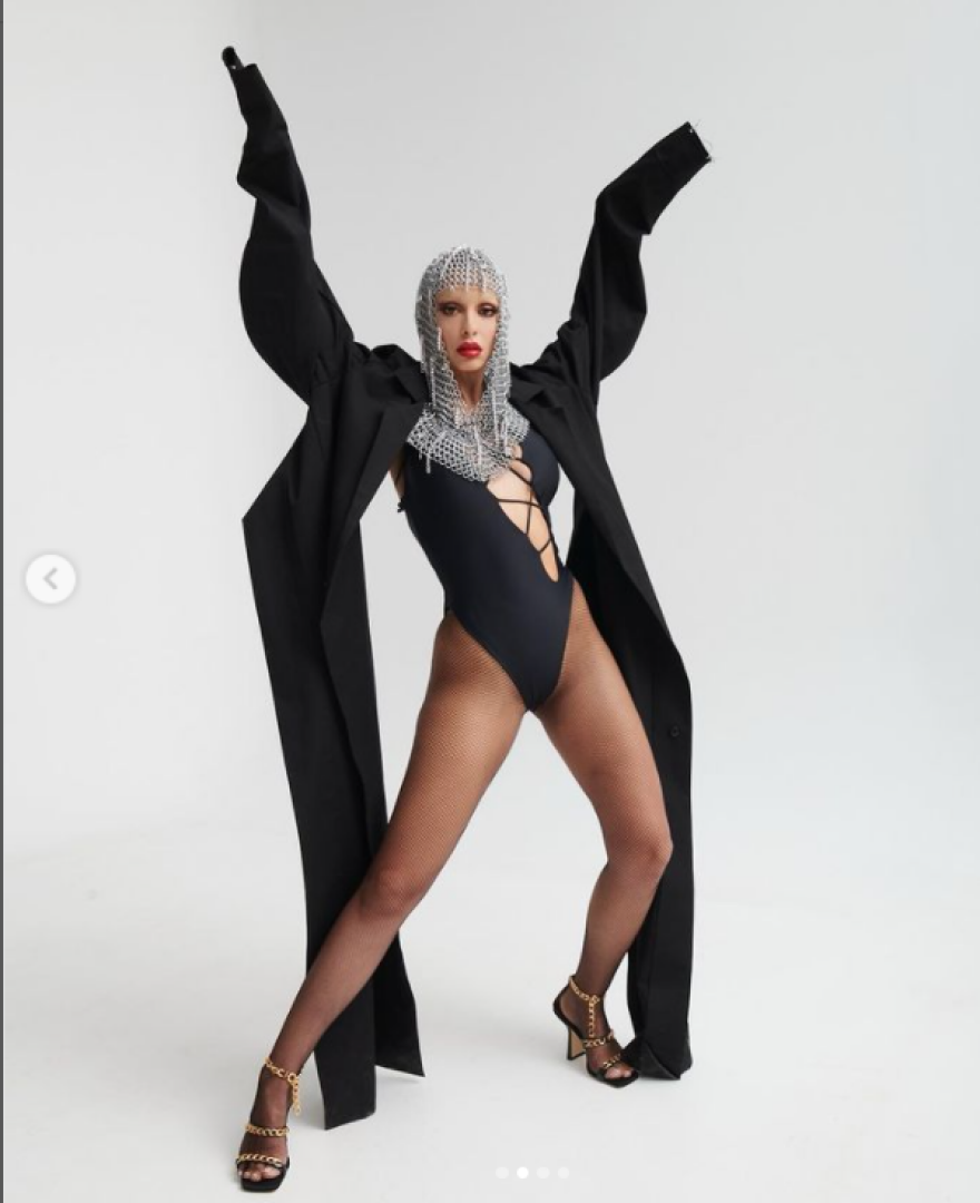 Η Ελένη Φουρέιρα ποζάρει με δικτυωτό καλσόν και μαύρο σέξι κορμάκι