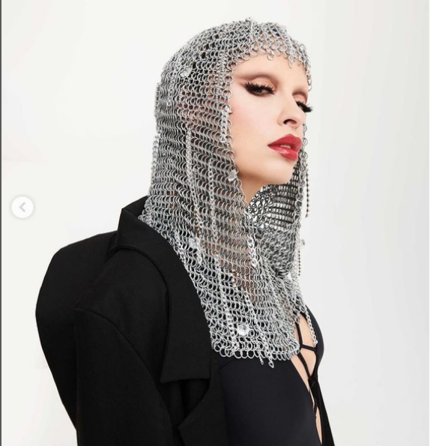 Η Ελένη Φουρέιρα ποζάρει με δικτυωτό καλσόν και μαύρο σέξι κορμάκι