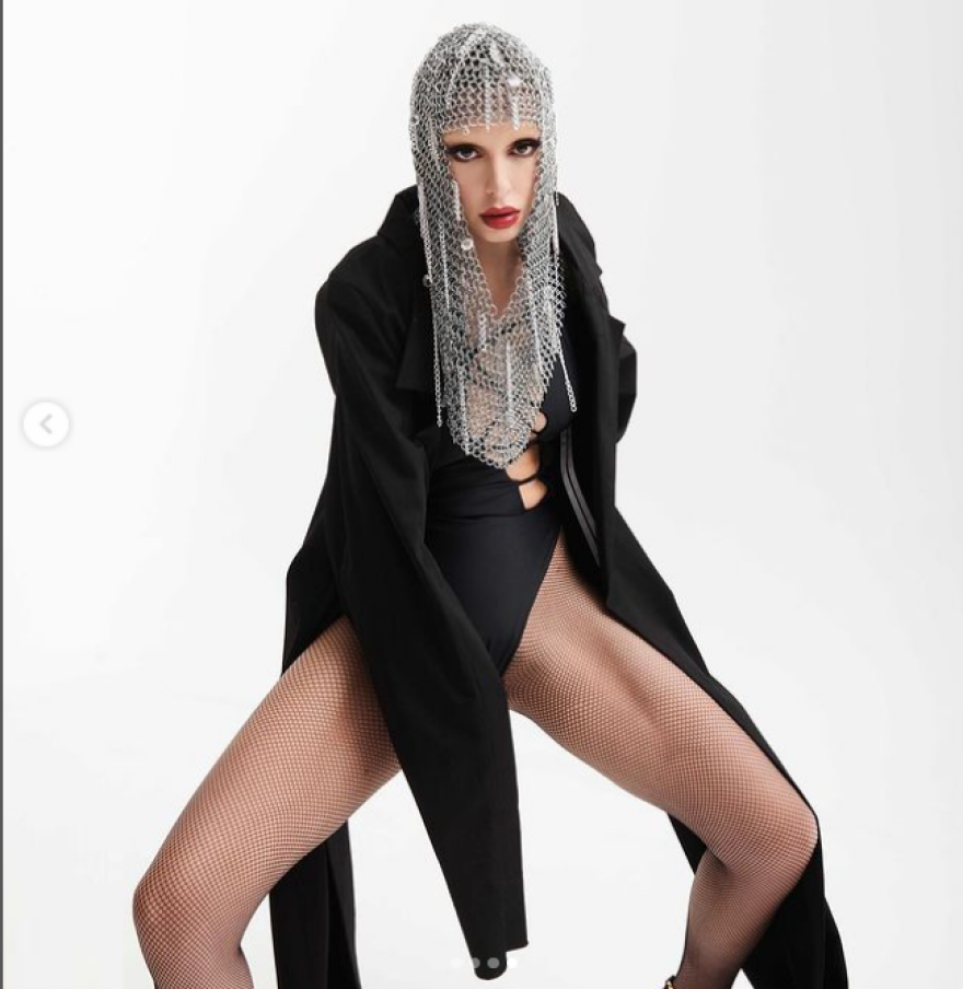 Η Ελένη Φουρέιρα ποζάρει με δικτυωτό καλσόν και μαύρο σέξι κορμάκι