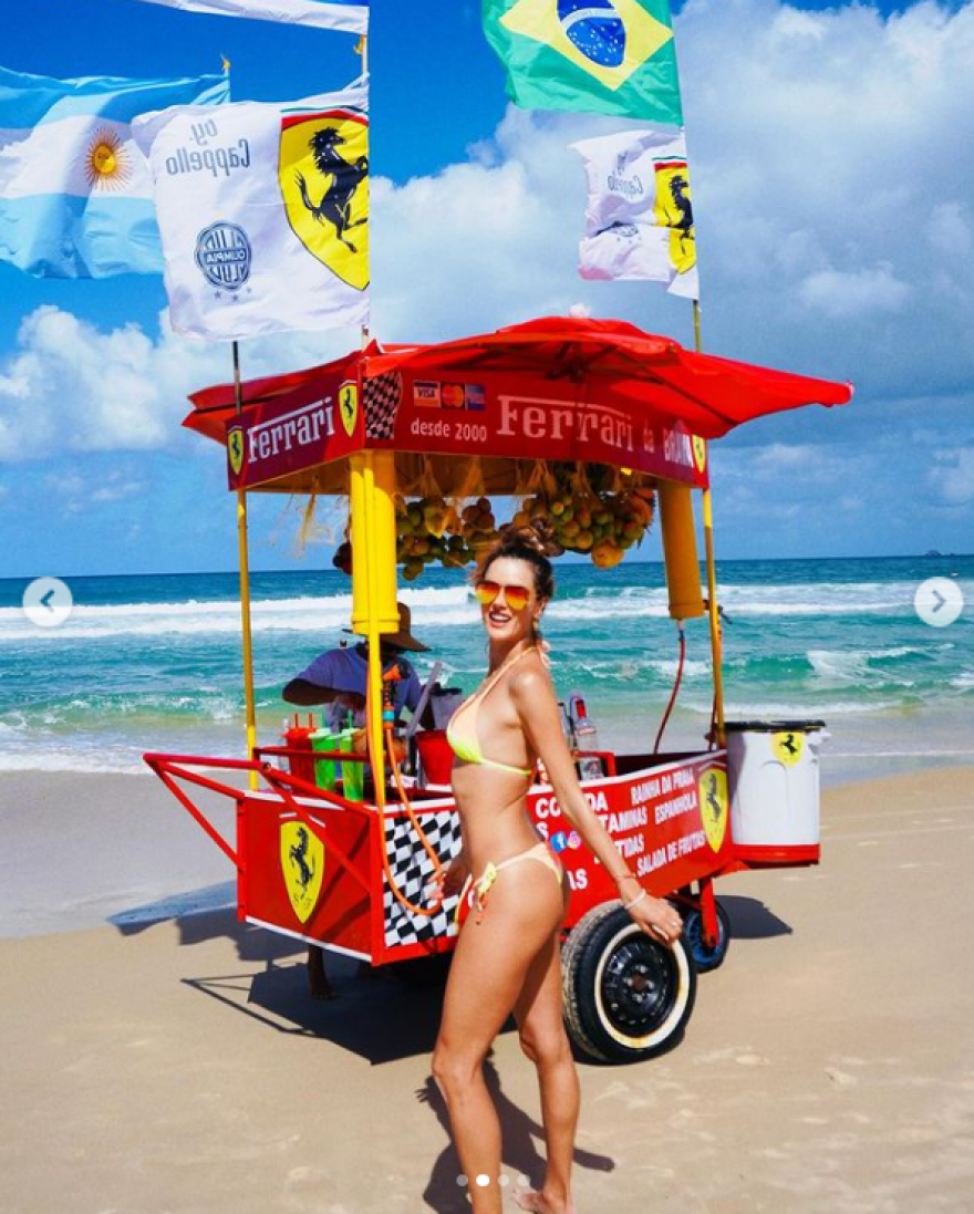 Η Αλεσάντρα Αμπρόσιο και οι καλλίγραμμες φίλες της έφεραν το καλοκαίρι