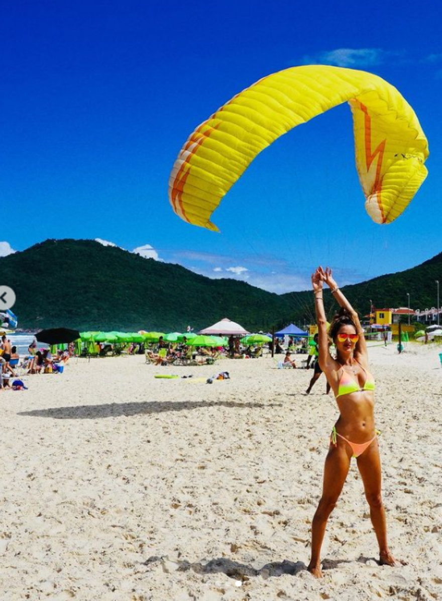 Η Αλεσάντρα Αμπρόσιο και οι καλλίγραμμες φίλες της έφεραν το καλοκαίρι