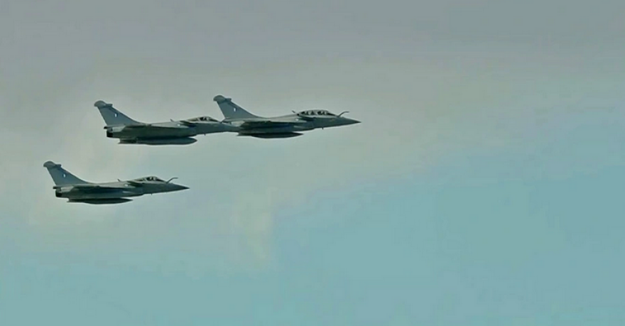  Έφτασαν στην Τανάγρα τα πρώτα Rafale από τη Γαλλία - Πέταξαν πάνω από την Ακρόπολη
