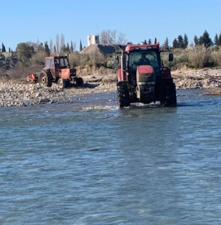 Εύηνος: Διαμαρτυρία με τρακτέρ για την γκρεμισμένη γέφυρα – Απελπισμένοι οι κάτοικοι