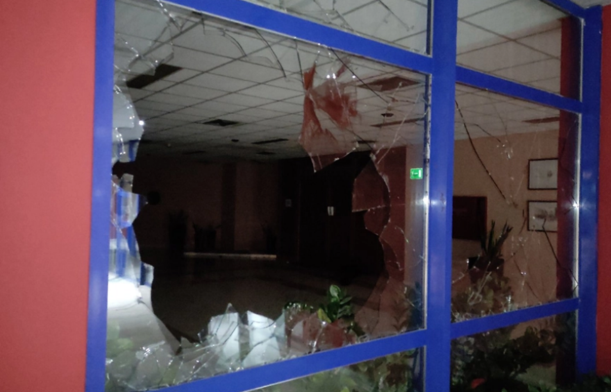 ΕΜΠ: Βανδαλισμοί στο Κτίριο Διοίκησης – Πέταξαν μπογιές και έσπασαν τζάμια