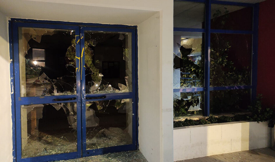 ΕΜΠ: Βανδαλισμοί στο Κτίριο Διοίκησης – Πέταξαν μπογιές και έσπασαν τζάμια