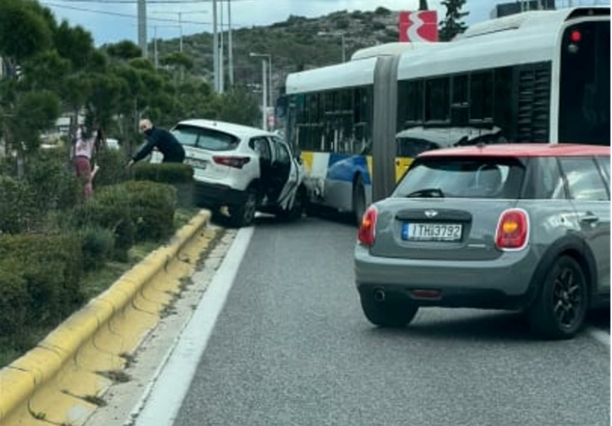 Κίνηση στους δρόμους: Τροχαίο με δύο τραυματίες στη λεωφόρο Βάρης - Κορωπίου, λεωφορείο συγκρούστηκε με δύο ΙΧ