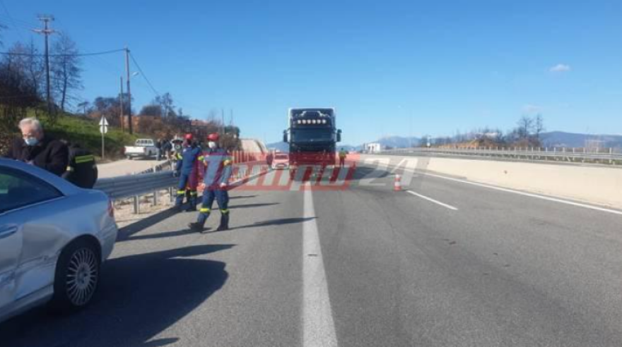 Τραγωδία στην Πατρών - Αθηνών: Νεκρή 22χρονη που κατέβηκε να δει τη ζημιά από τροχαίο και την παρέσυρε φορτηγό