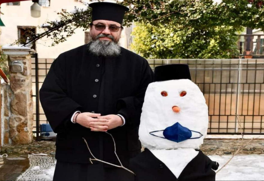 Χαλκιδική: Ιερέας έφτιαξε χιονάνθρωπο με... ράσα και μάσκα για τον κορωνοϊό - Δείτε φωτογραφίες