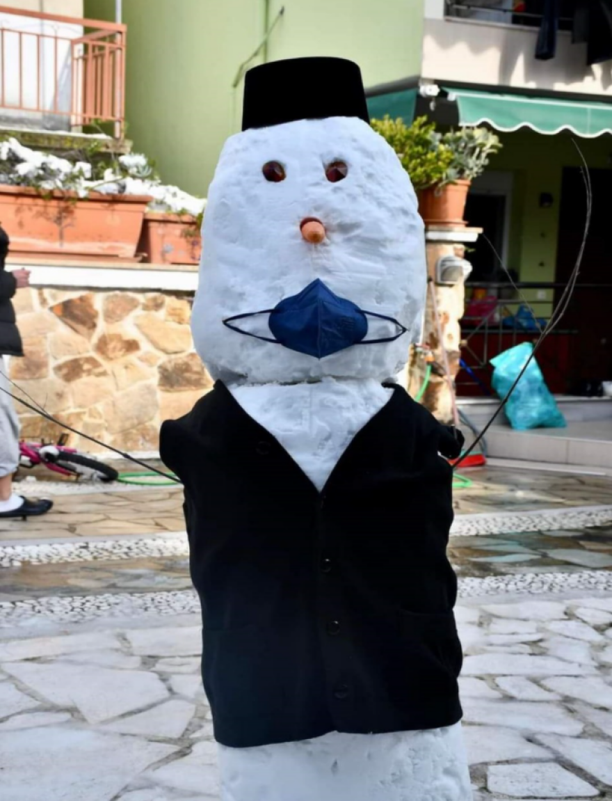 Χαλκιδική: Ιερέας έφτιαξε χιονάνθρωπο με... ράσα και μάσκα για τον κορωνοϊό - Δείτε φωτογραφίες