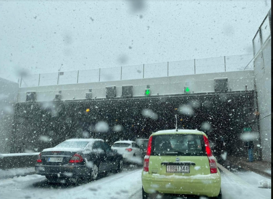 Χιονοθύελλα στην Αττική- Χάος στους δρόμους- Δείτε ποιες περιοχές έχουν τα μεγαλύτερα προβλήματα 