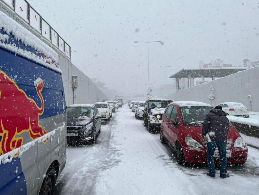 Χιονοθύελλα στην Αττική- Χάος στους δρόμους- Δείτε ποιες περιοχές έχουν τα μεγαλύτερα προβλήματα 