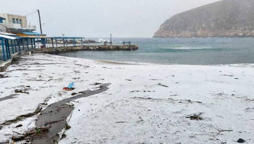 Κακοκαιρία «Ελπίς»:  Πρωτόγνωρες εικόνες - Στα «λευκά» ντύθηκαν τα νησιά του Αιγαίου