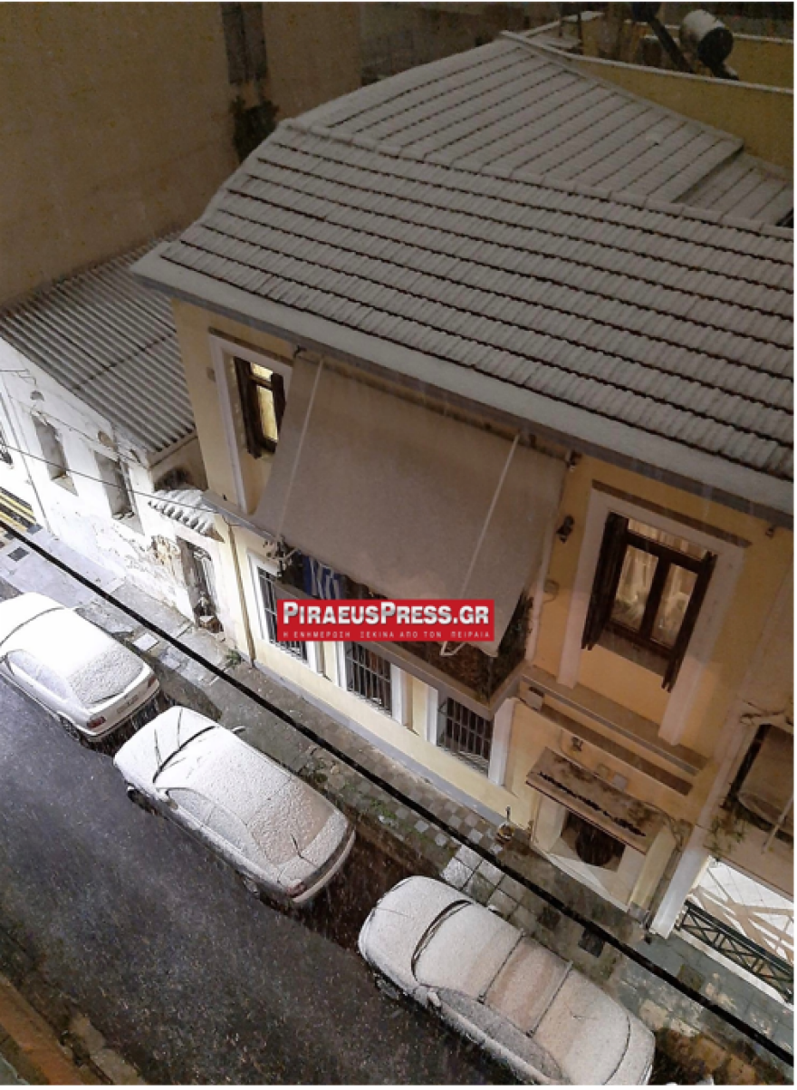 Στα «λευκά» και ο Πειραιάς - Δείτε φωτογραφίες