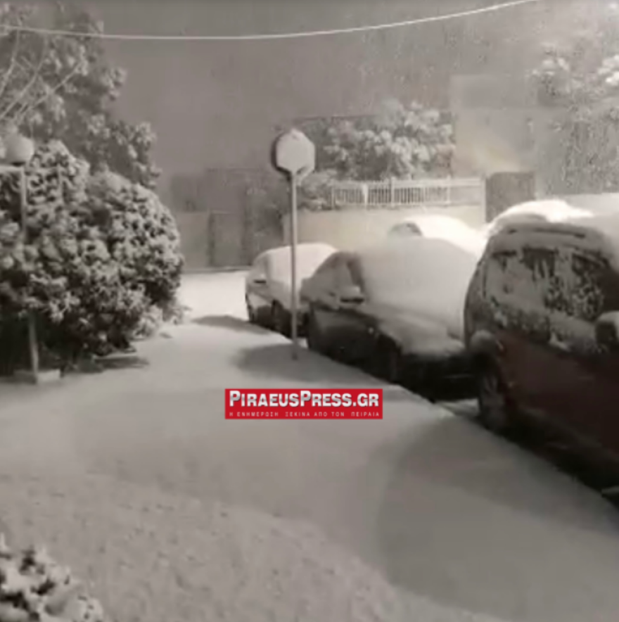 Στα «λευκά» και ο Πειραιάς - Δείτε φωτογραφίες