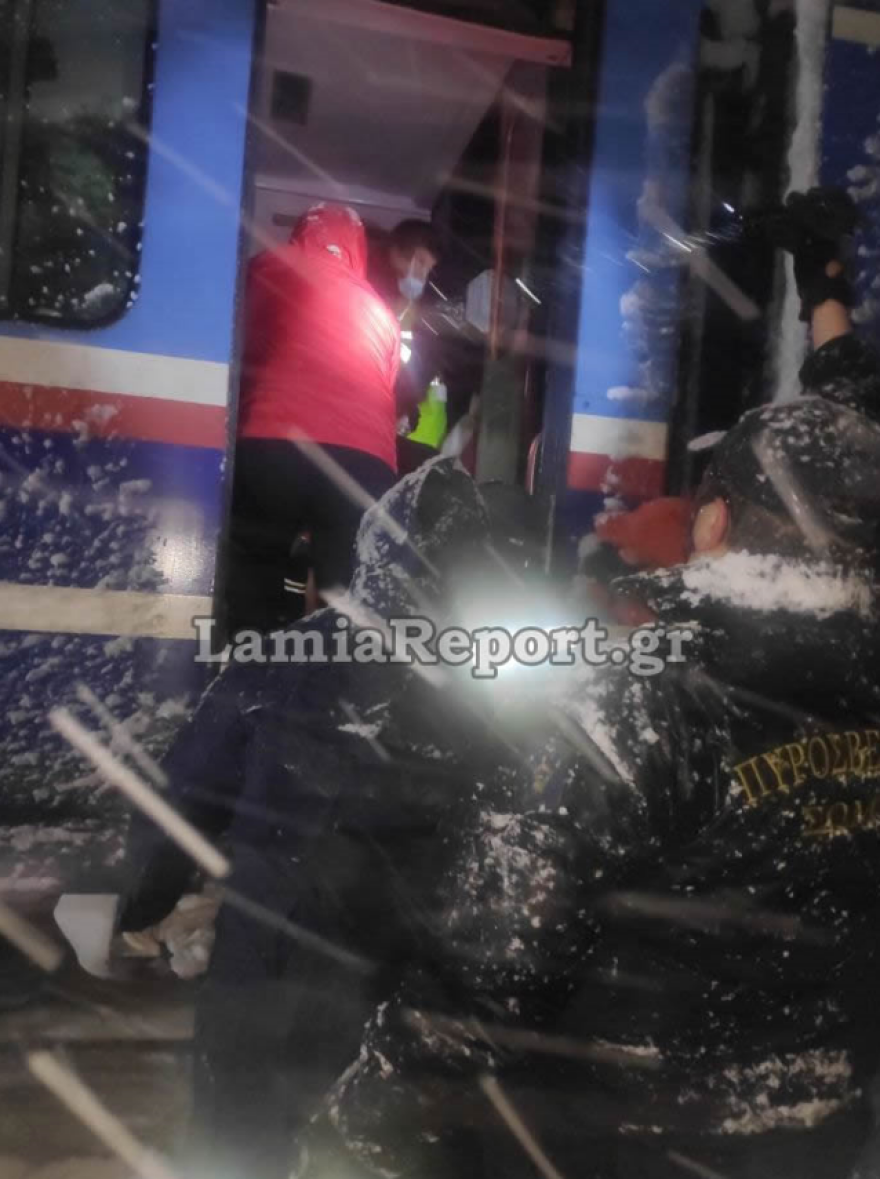 Οινόη: «Μας ξέχασαν» καταγγέλλουν οι επιβάτες του τρένου - Δείτε εικόνες από το ατύχημα