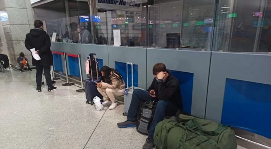 Ξένα ΜΜΕ για κακοκαιρία «Ελπίς»: Σπάνια χιονοθύελλα πλήττει την Αθήνα και «παγώνει» σχολεία και αεροδρόμιο